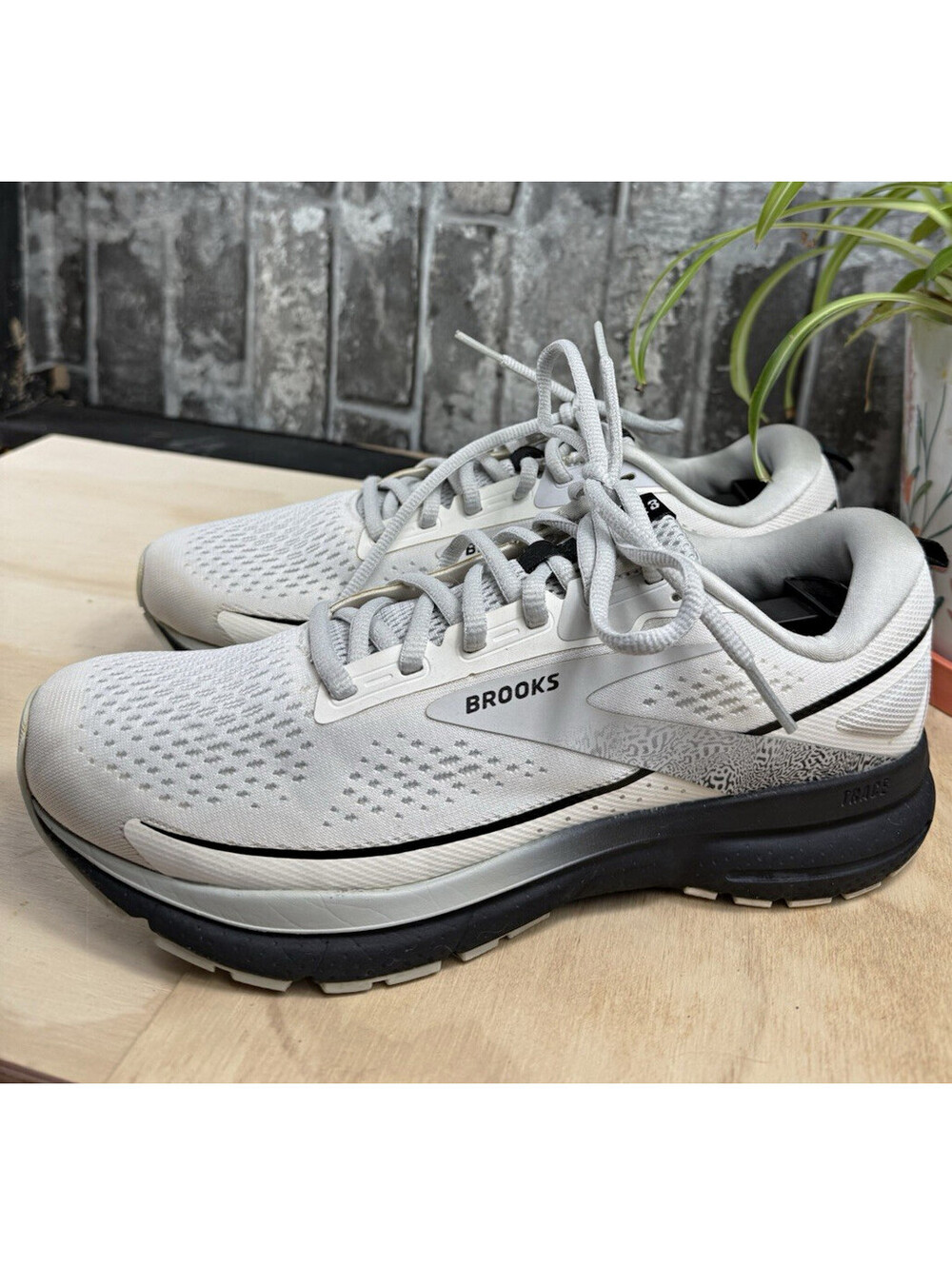 Brooks Trace Men's Gray/Black Low Top Lace-Up Running Sneaker 9 D 1204011D191
